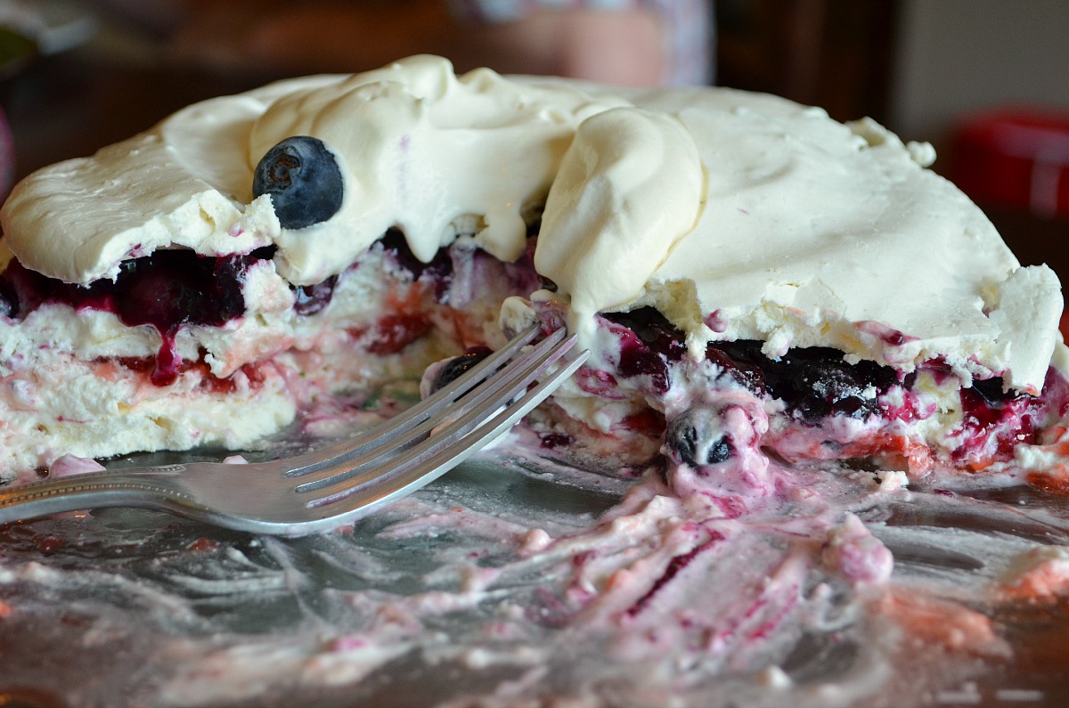 Meringue Cake with Strawberries and Blueberries